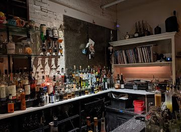 massachusetts/boston/downtown/bar/offsuit