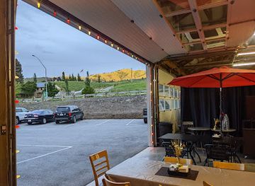 washington/lake-chelan/bar/even-keel-roadhouse