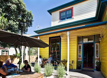 new-zealand/manawatu-wanganui/bar/the-yellow-house-cafe