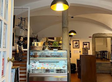 portugal/alentejo-coast/bar/alegrias-e-vinho-tinto-botequim