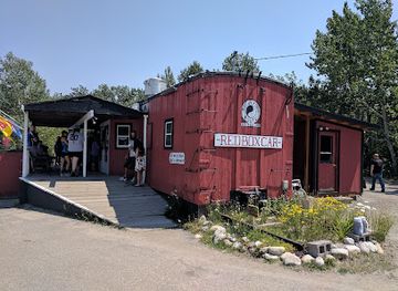 montana/beartooth-highway/bar/red-box-car