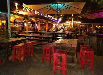 thailand/northeastern-thailand-isan/bar/zoe-in-yellow