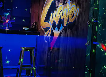 Suave bar and restaurant