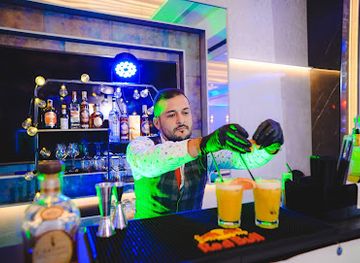 romania/valcea/bar/bar-mobil-alin-bartender-cocktail-shot