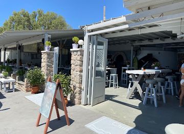 greece/santorini/perissa/bar/waves