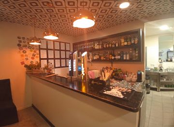 portugal/madeira/bar/revolucion-cocktail-bar