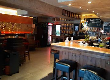 spain/serra-de-tramuntana/bar/vino-y-mas