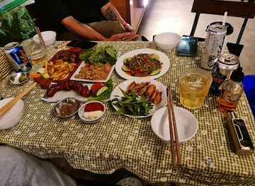 vietnam/mekong-delta/bar/co-bong-beer-food