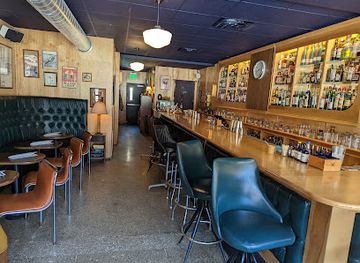 iowa/dutch-heritage-area/bar/the-bartender-s-handshake