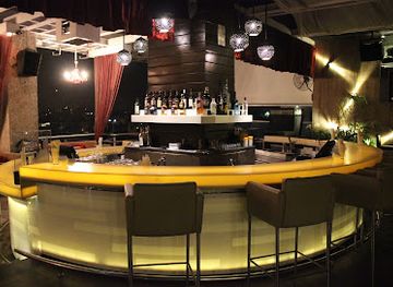 india/hyderabad/bar/over-the-moon