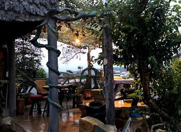 vietnam/dalat/langbiang-mountain/bar/maze-bar