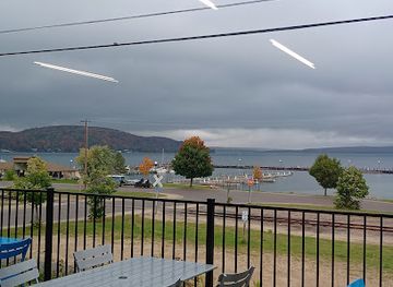 michigan/pictured-rocks-national-lakeshore/bar/border-grill