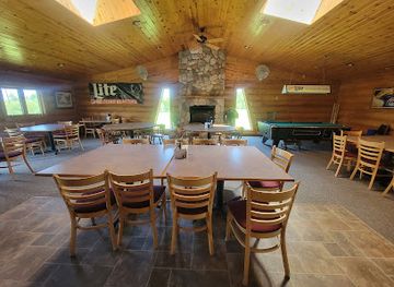 minnesota/boundary-waters-canoe-area-wilderness/bar/fish-tales-bar-grill