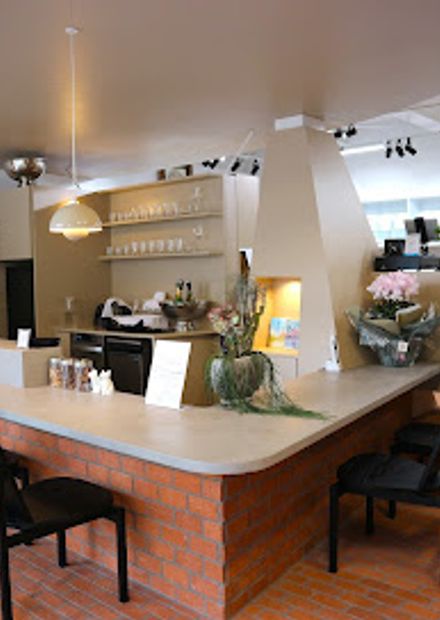 隣席 in 大山真珠店