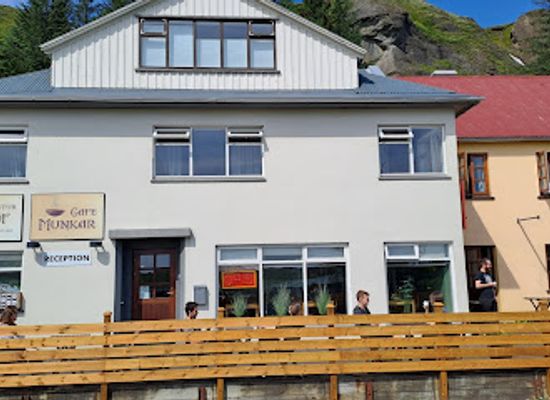 iceland/highlands/bar/cafe-munkar