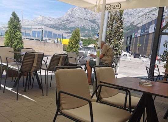 croatia/makarska/bar/blue-bar