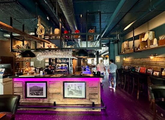 norway/senja-island/bar/salteriet-restaurant-bar