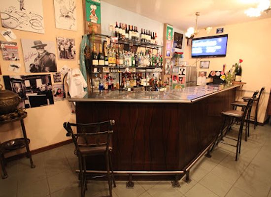 bolivia/yungas/bar/chez-moustache
