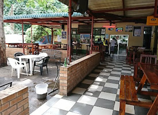 zambia/livingstone/bar/the-b-hive-bar-grill