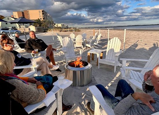maine/southern-maine-coast/bar/water-s-edge-beachfront-tiki-bar