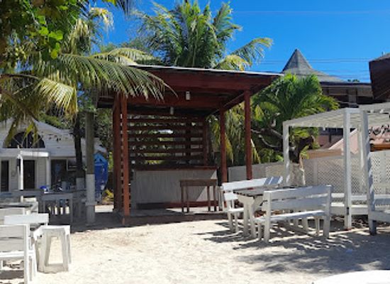 honduras/bay-islands/bar/sunset-sport-bar