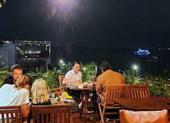 vietnam/ha-long-bay/bar/up-djv