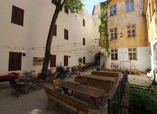 czechia/palava/bar/zahradka-u-zajice