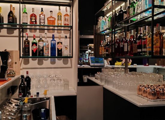 italy/calabria/bar/people-flow-pub