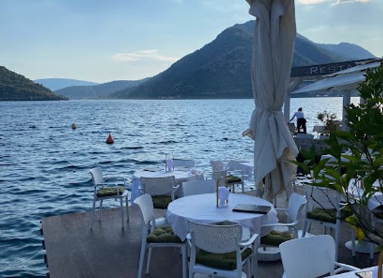 montenegro/perast/bar/cafe-admiral