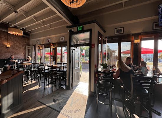 massachusetts/norfolk-county/bar/the-raven-s-nest-pub-restaurant