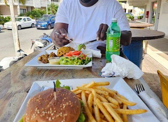 sint-maarten/maho-beach/bar/mr-papaya-s-coffee-juice-bar-all-day-breakfast-lunch-dinner-crepes