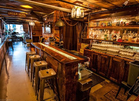oregon/cascade-lakes-scenic-byway/bar/velvet-lounge