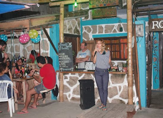 ecuador/santa-elena-region/bar/moon-s-swins-las-mejores-bebidas-y-picaditas-a-la-orilla-del-mar