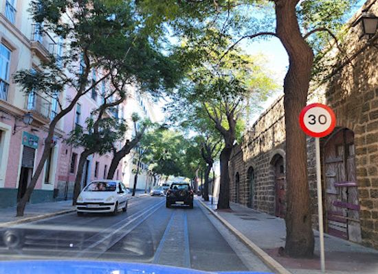 spain/cadiz/old-town/bar/pub-la-bateria