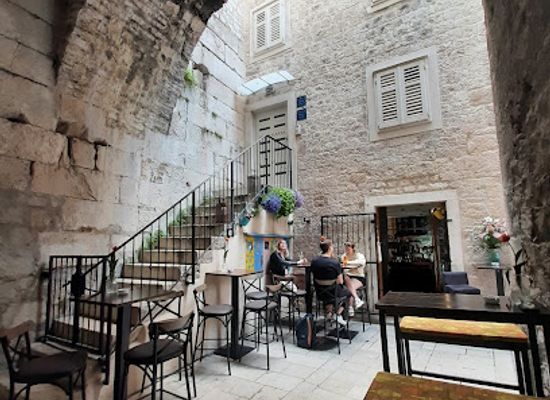 croatia/split/old-town/bar/rodrigo