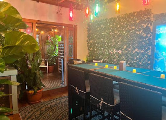 honduras/utila/bar/wine-attic