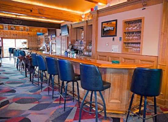 montana/yellowstone-national-park/bar/bullwinkles-saloon-eatery