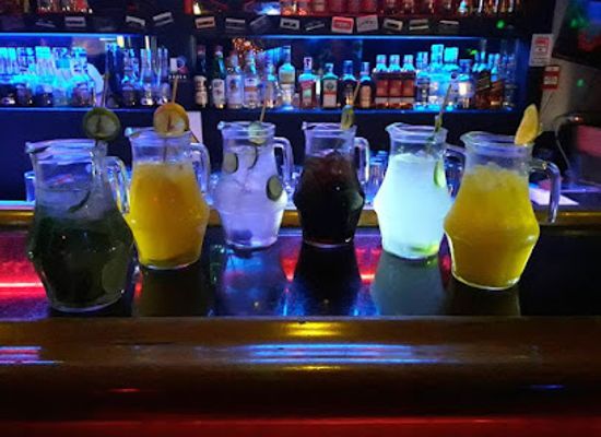 ecuador/quito/bar/retro-bar-el-primer-bar-de-los-80s-en-quito-ahora-en-nuevo-local-por-los-granados-quito