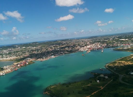antigua-and-barbuda/saint-peter/bar/bruce-s-bar