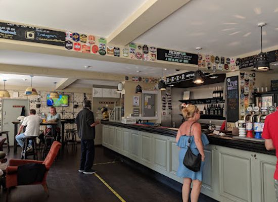 guernsey/st-sampson/bar/the-golden-lion