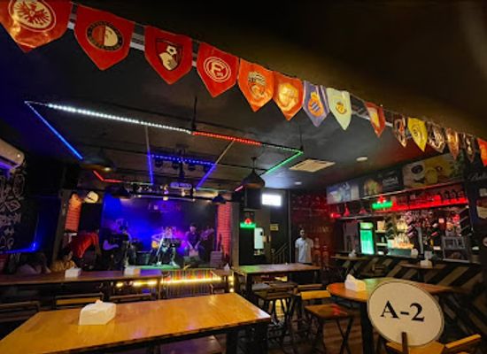 myanmar-burma/yangon/sanchaung/bar/friend-s-fusion-sports-bar