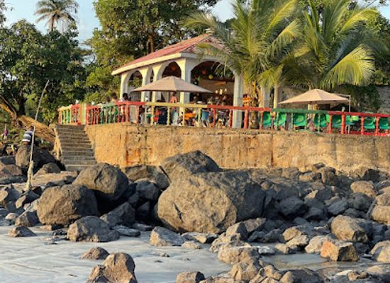 sierra-leone/york-island/bar/black-sand-golden-paradise-beach-bar-and-restaurant-king-street-york-village-peninsula