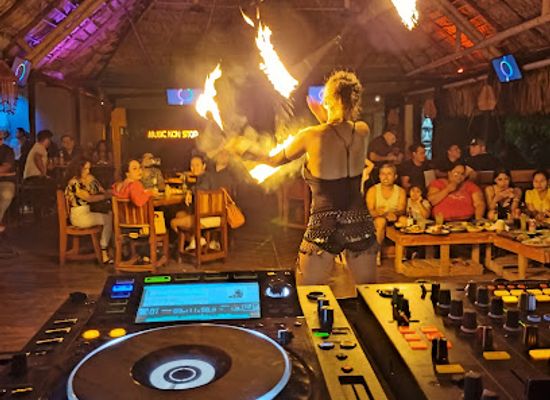 mexico/chiapas/palenque/bar/fuego-ambar