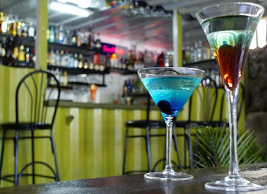dominica/roseau/bar/old-stone-grill-and-bar