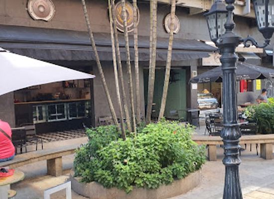 colombia/medellin/envigado/bar/cafe-bar-los-cuyos