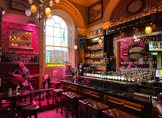 ireland/dublin/temple-bar/bar/merchant-s-arch