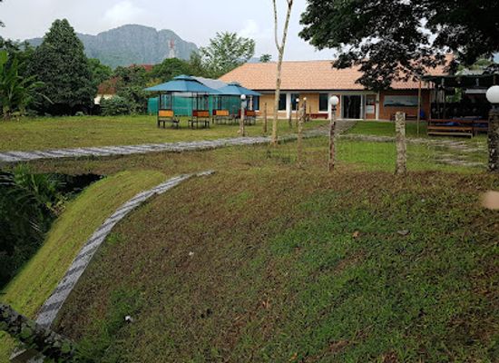 laos/vang-vieng-karst-landscape/bar/phaikham-beer-garden