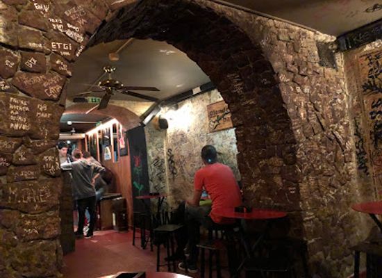 portugal/lisbon/bairro-alto/bar/clandestino-bar
