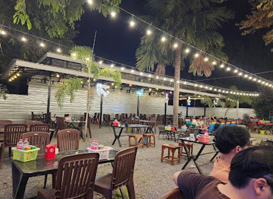 cambodia/battambang/sangkat-svay-por/bar/meeting-night