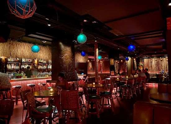 illinois/chicagoland/bar/three-dots-and-a-dash